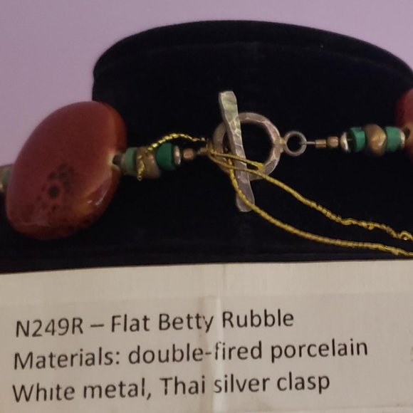 NWT Saskia de Vries Designs Couture Necklace Betty Rubble Flintstones Porcelain - Picture 2 of 4